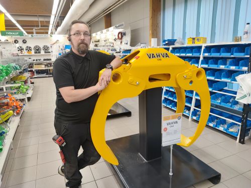 Tekninen myyjä Pekka Mertala suoritti nosturitarkastajan pätevyyden.