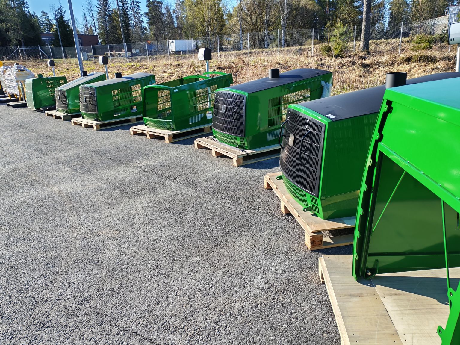 John Deere metsäkoneiden konepeltejä esillä markkinapäivässä.