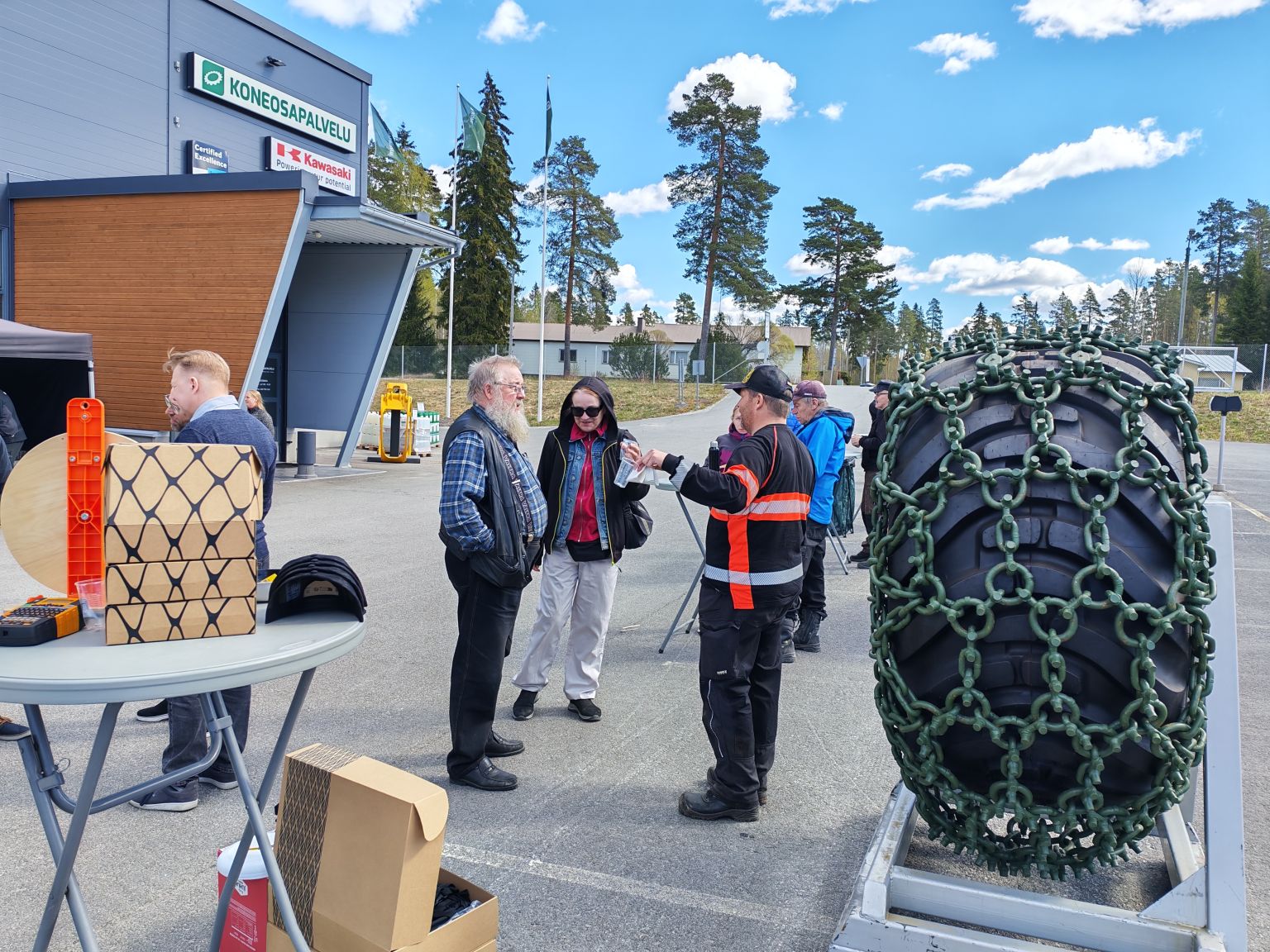 Vilppulan toimipisteessä markkinapäivän vieraita.