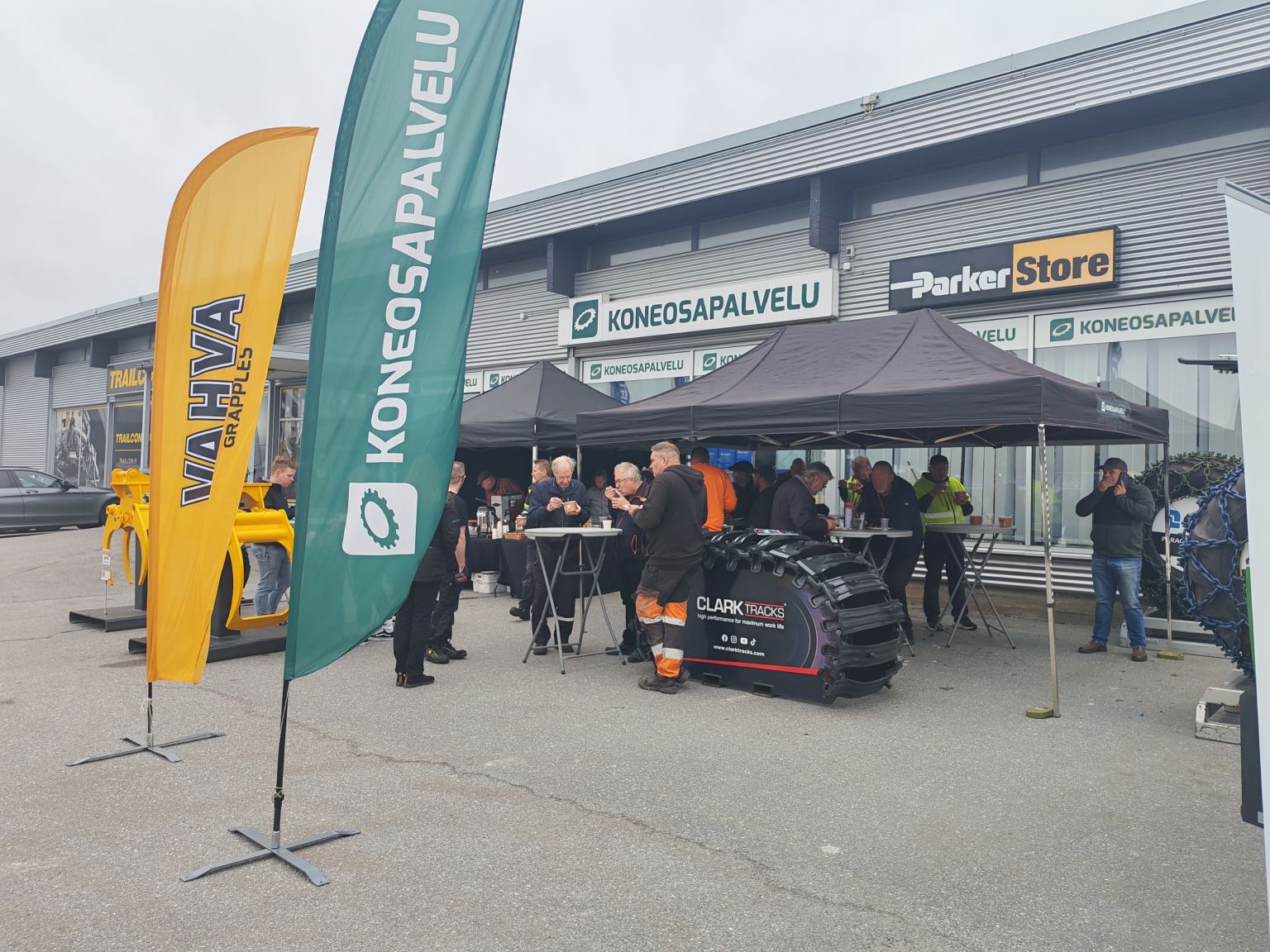 Koneosapalvelun Lappeenrannan toimipisteen pihassa markkinapäivä.