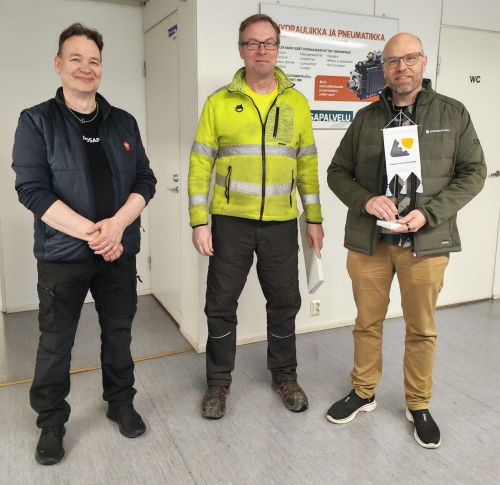 Kaakkois-Suomen koneyrittäjien edustaja ojensi viirin Koneosapalvelun toimitusjohtajalle Hannu Soimasuolle.
