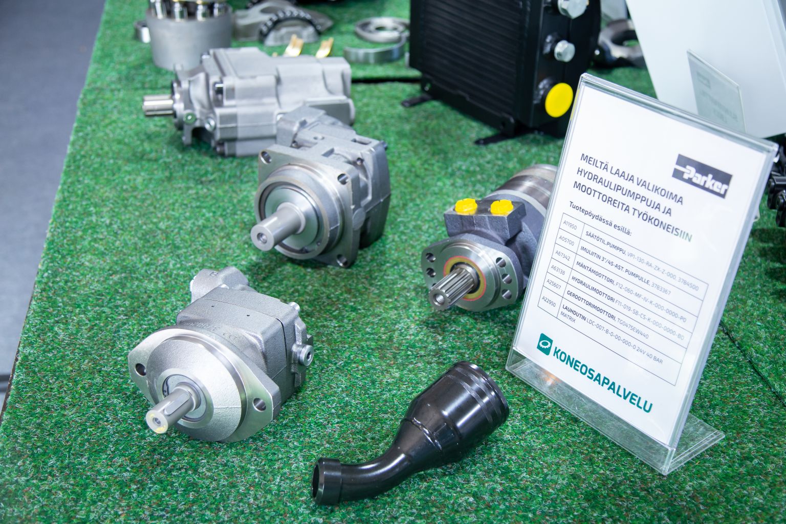 Kunnostettuja hydraulipumppuja FinnMetko-osastolla.